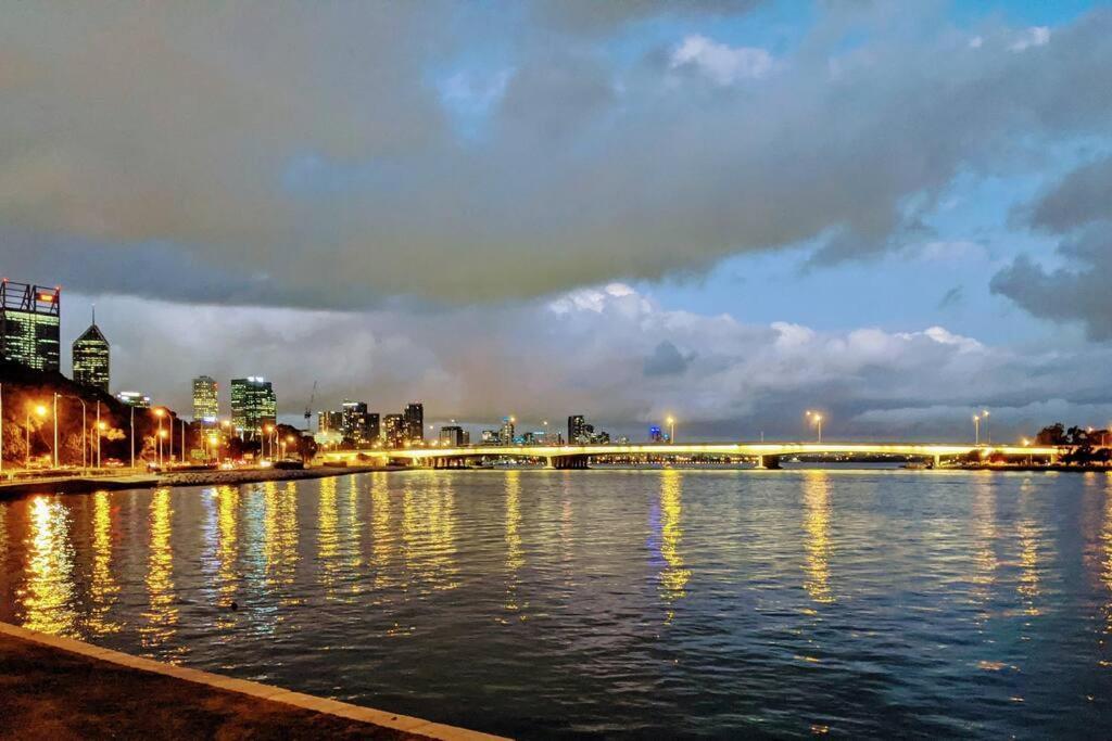 City & Lakeside With Free Parking, Pool And 10 Mins Walk Into The City Περθ Εξωτερικό φωτογραφία